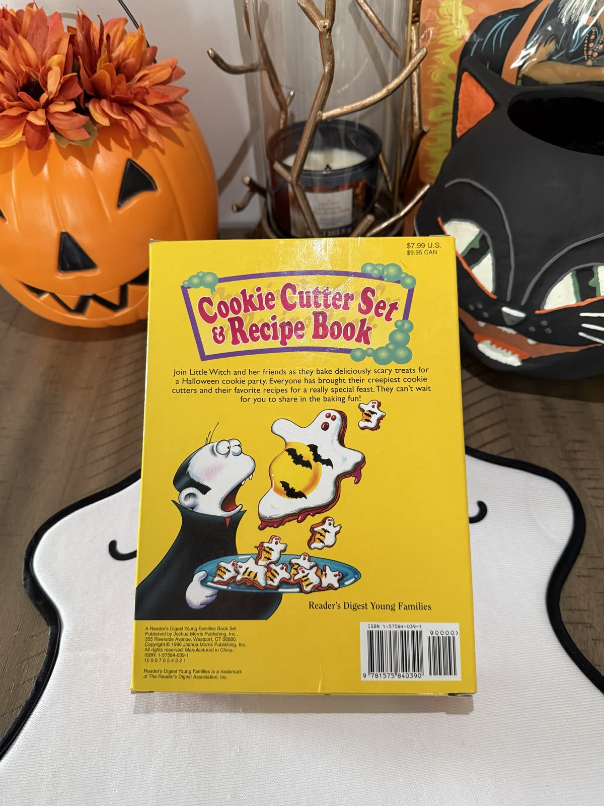 Reader's Digest Creepy Cookies Recipe Book & Cookie Cutter Set — back